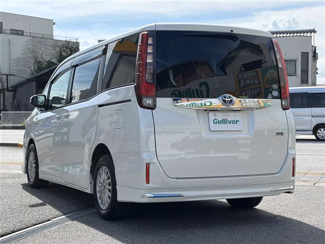 TOYOTA NOAH