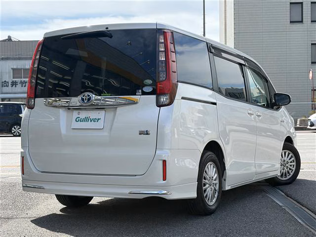 TOYOTA NOAH