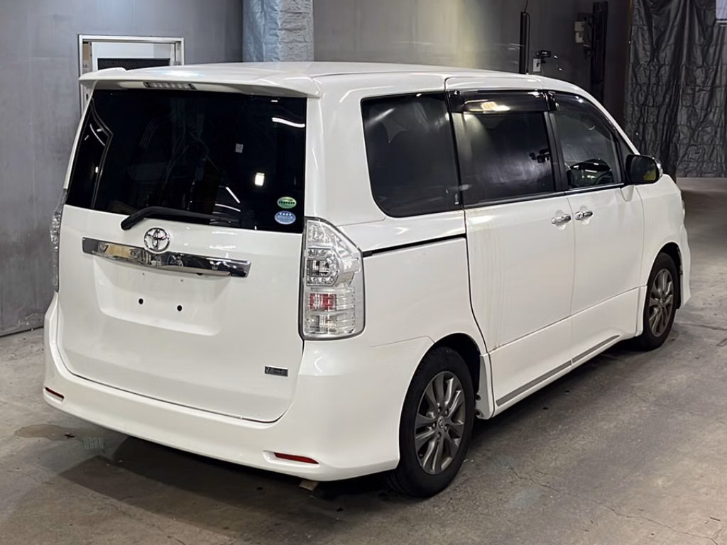 TOYOTA VOXY