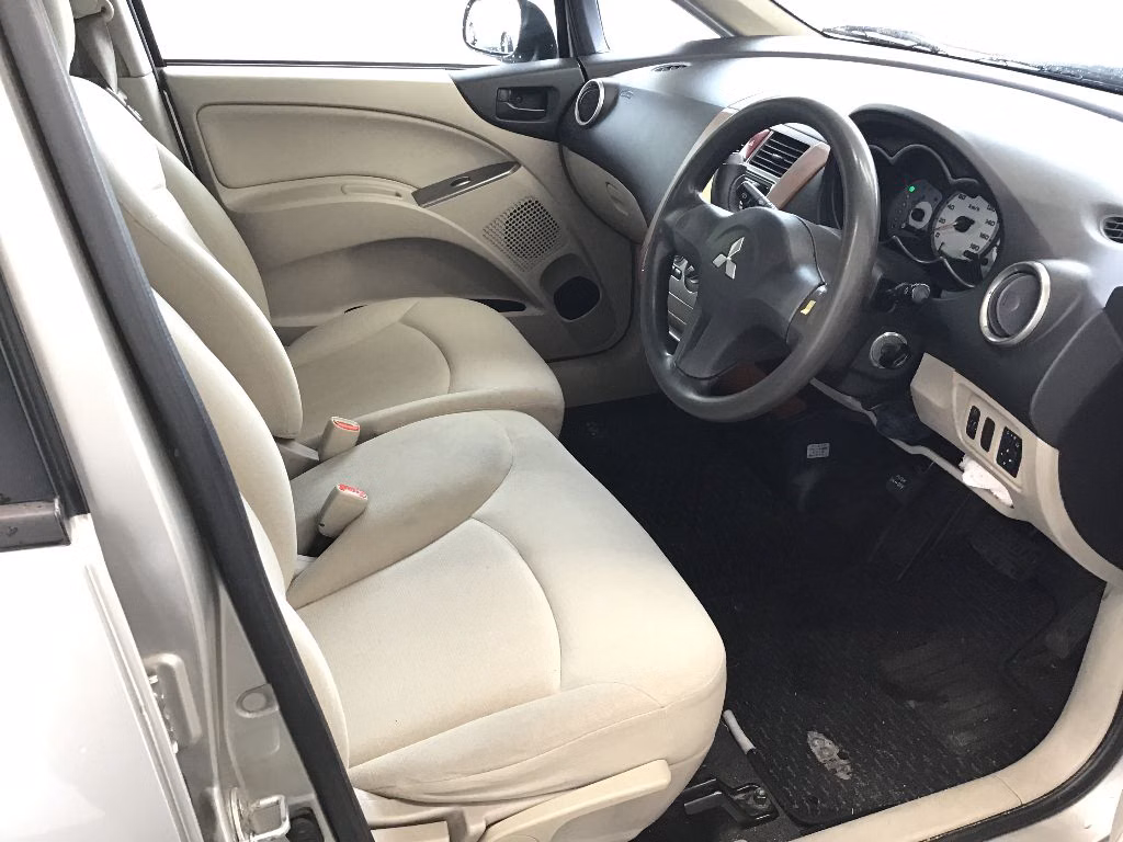 MITSUBISHI COLT