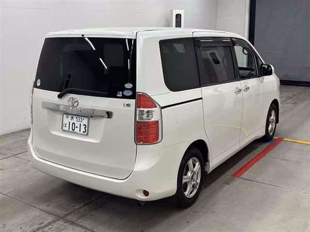 TOYOTA NOAH