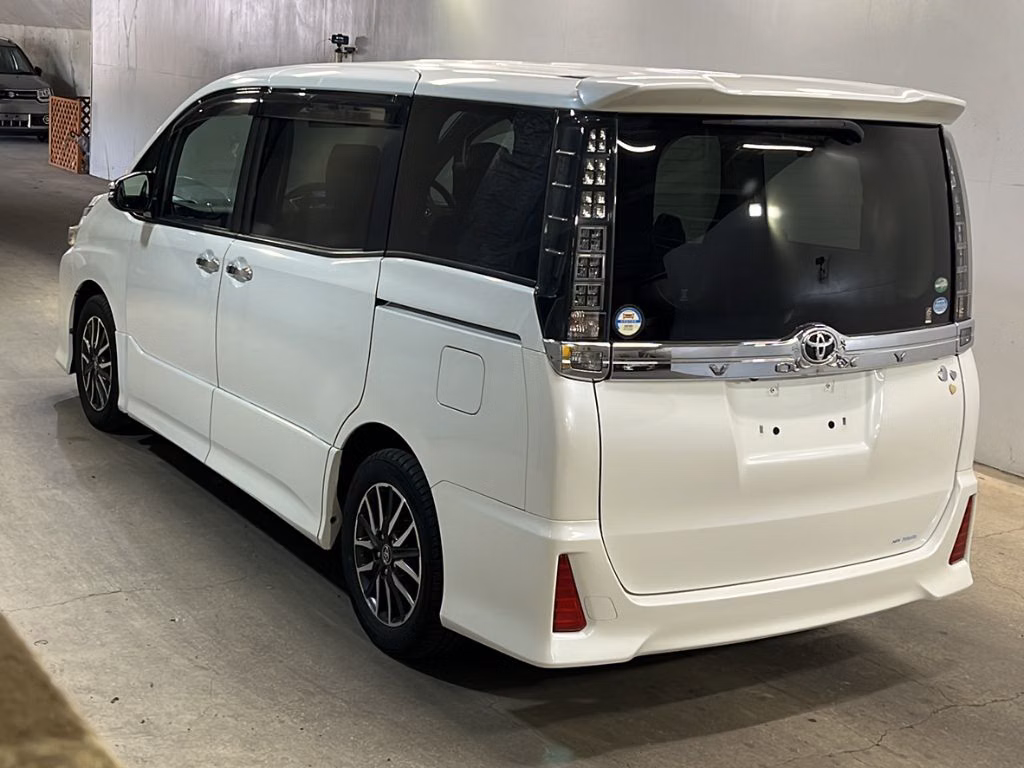 TOYOTA VOXY