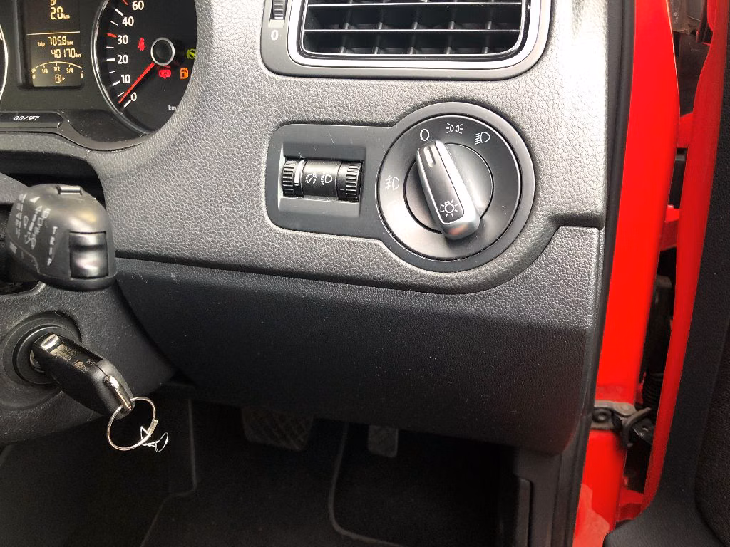 VOLKSWAGEN POLO
