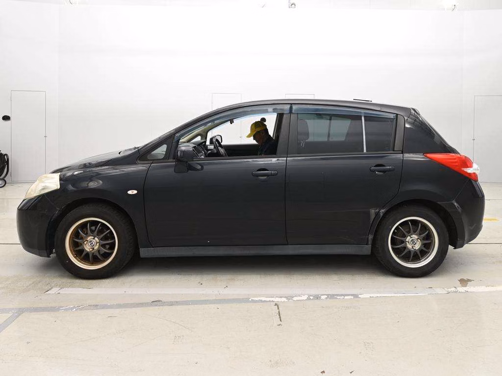 NISSAN TIIDA