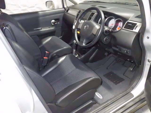 NISSAN TIIDA