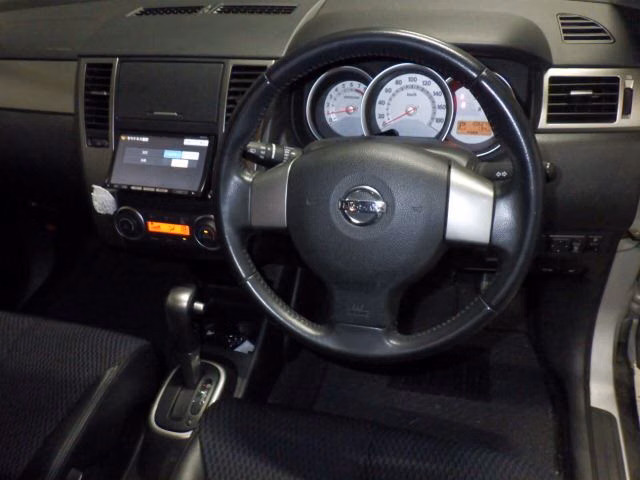 NISSAN TIIDA