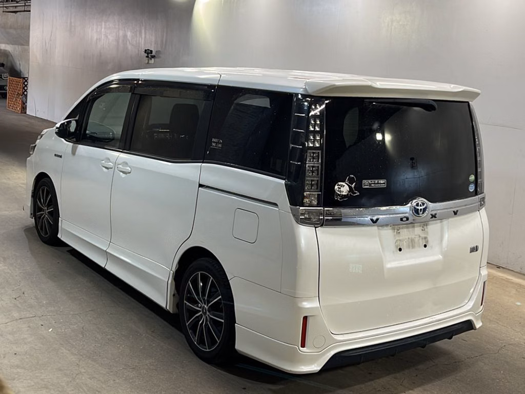 TOYOTA VOXY