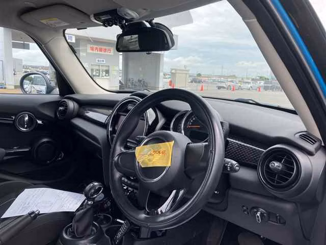 MINI HATCH