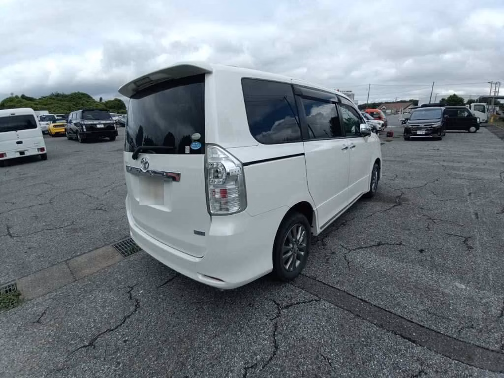 TOYOTA VOXY