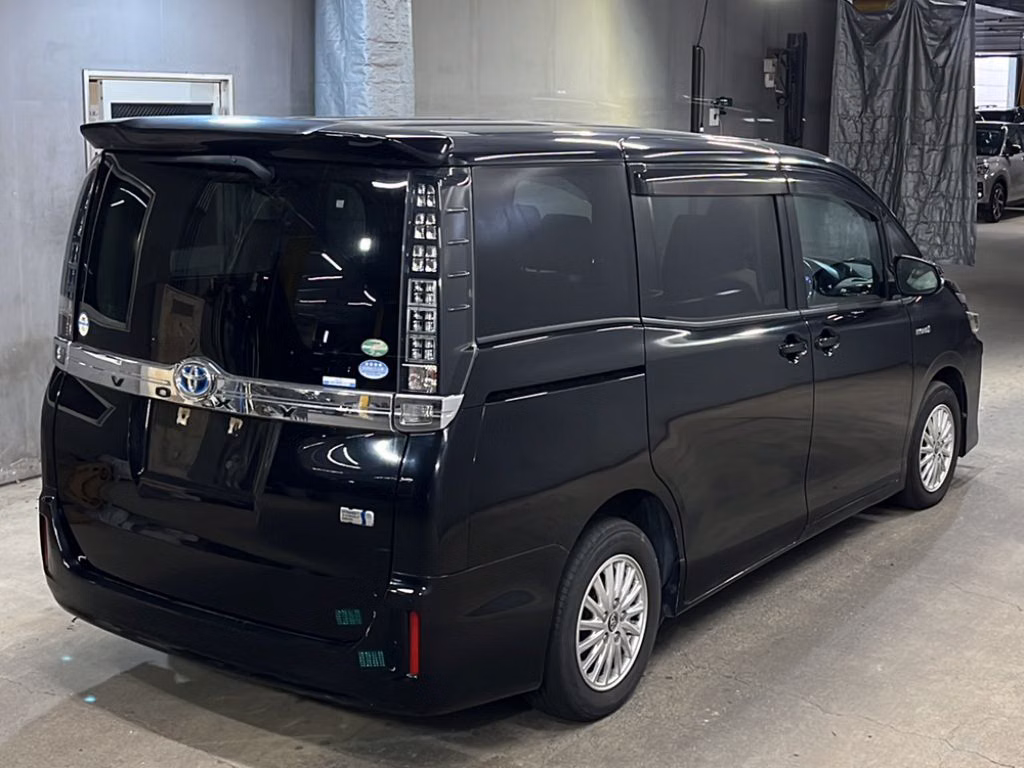 TOYOTA VOXY