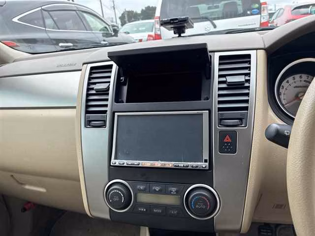 NISSAN TIIDA