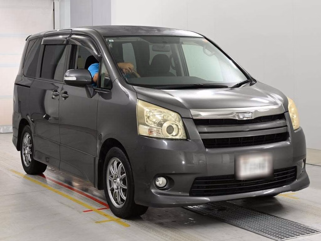 TOYOTA NOAH