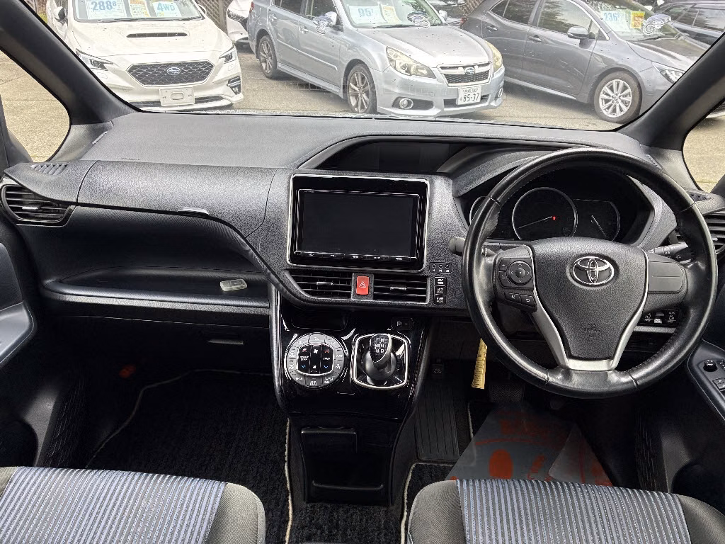TOYOTA VOXY