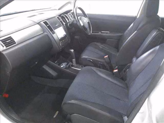 NISSAN TIIDA