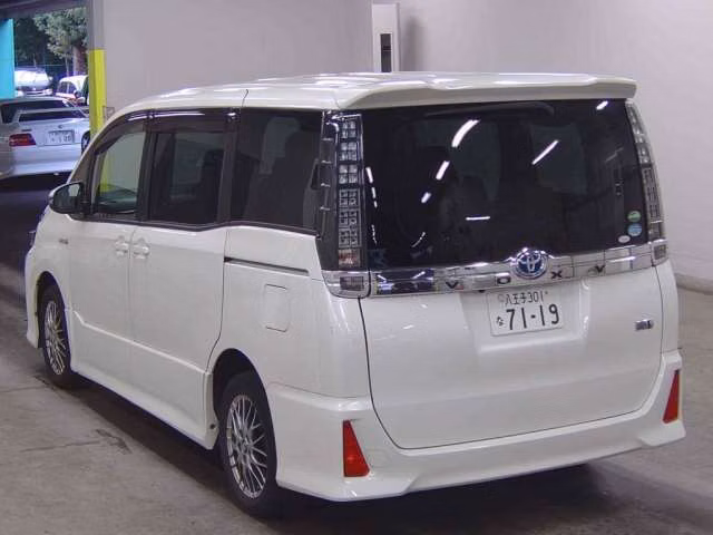 TOYOTA VOXY