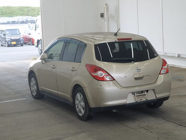NISSAN TIIDA