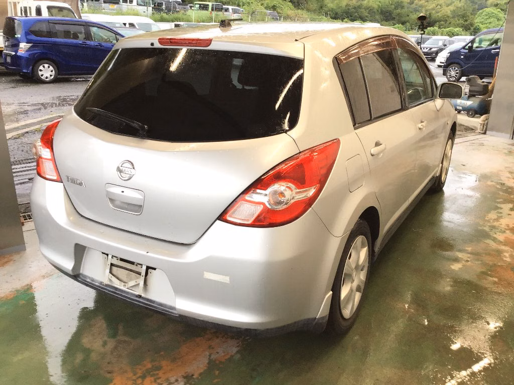 NISSAN TIIDA