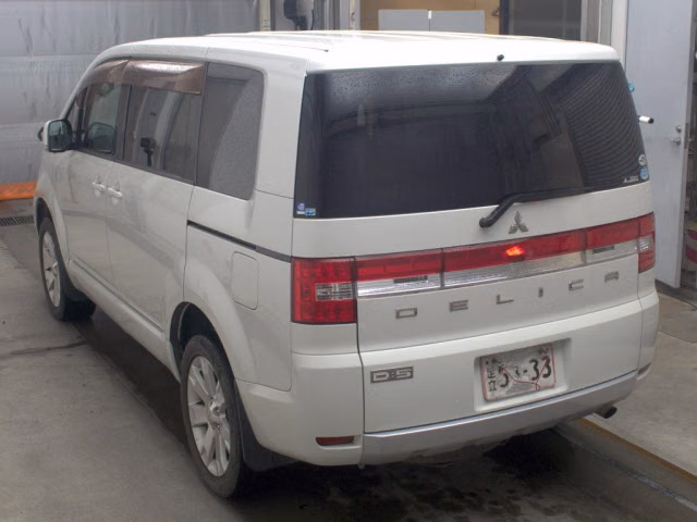 Mitsubishi Delica D:5