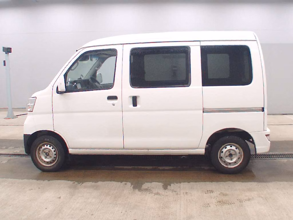 TOYOTA PIXIS VAN