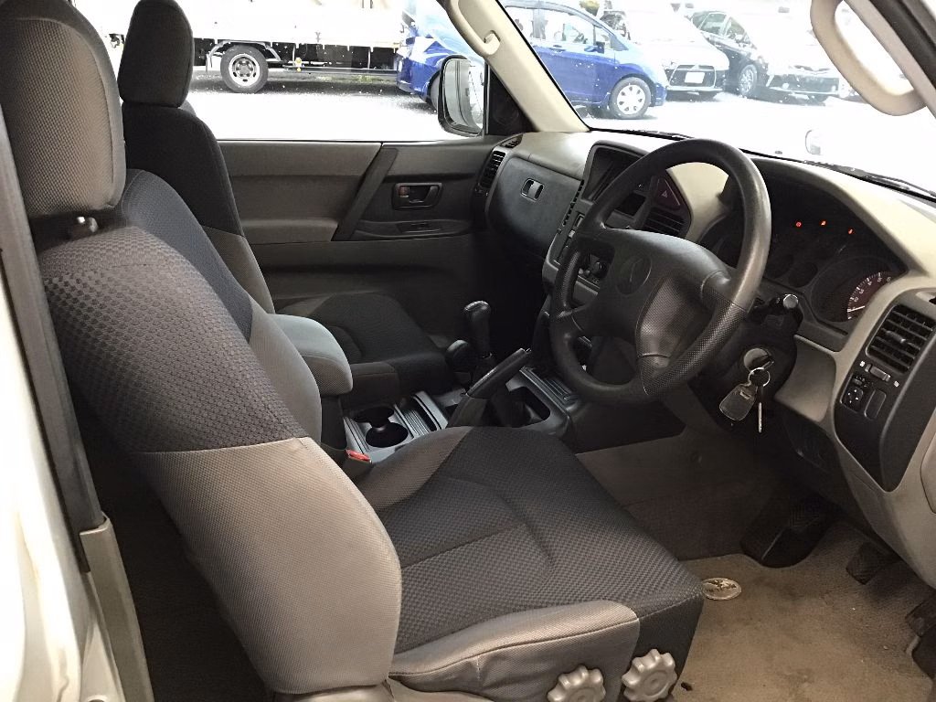 MITSUBISHI PAJERO