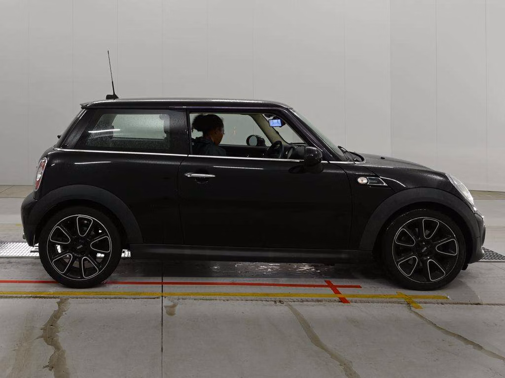 MINI HATCH