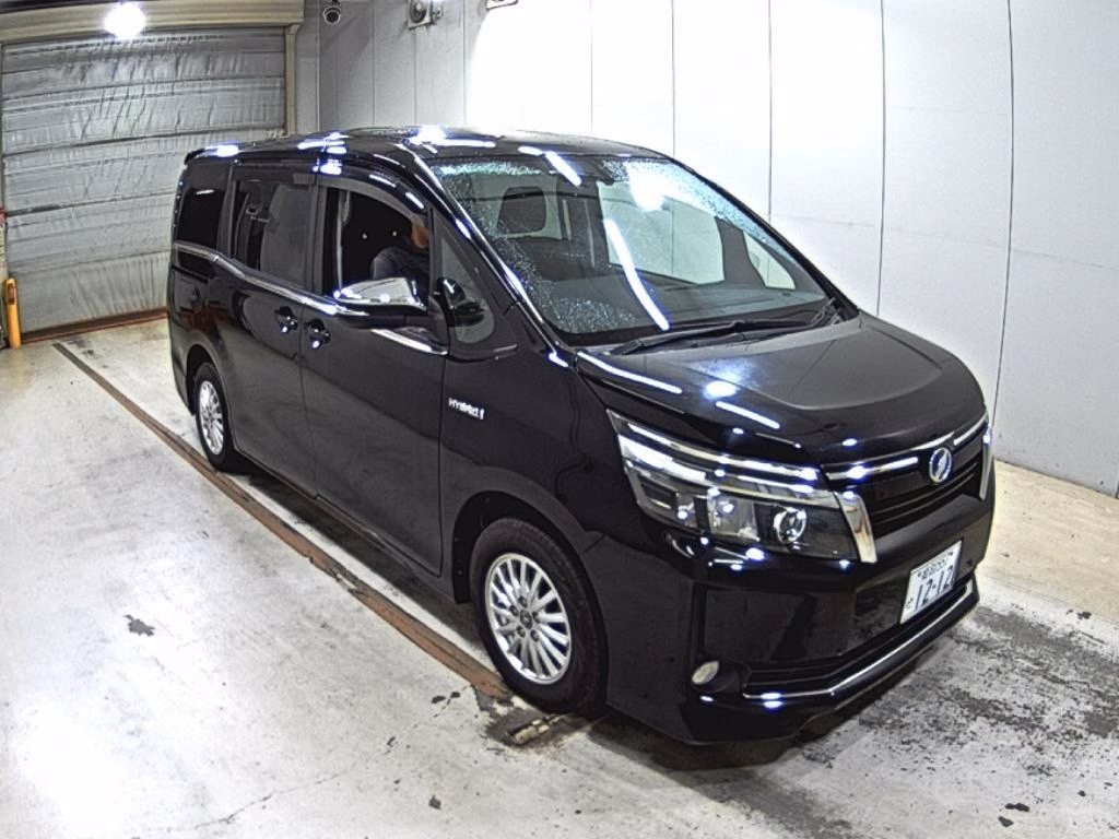 TOYOTA VOXY