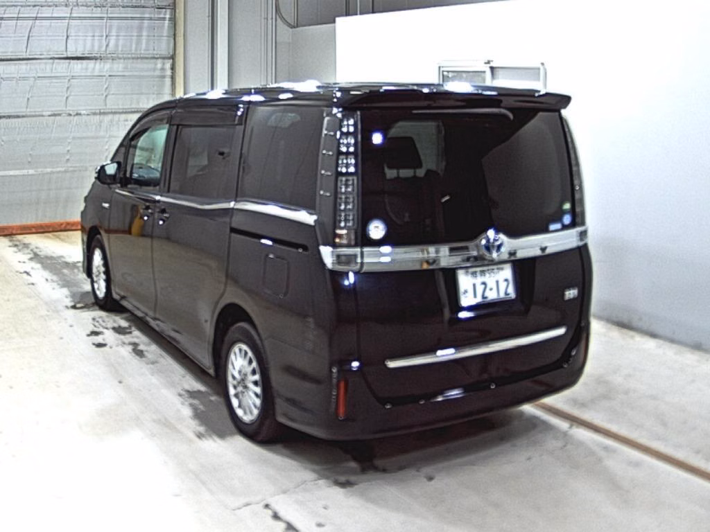 TOYOTA VOXY