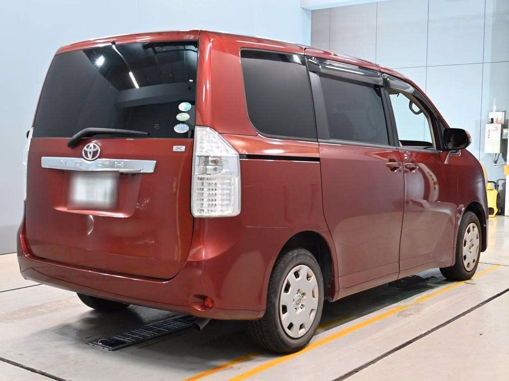 TOYOTA NOAH