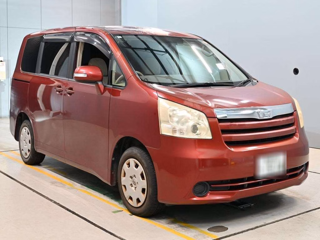 TOYOTA NOAH