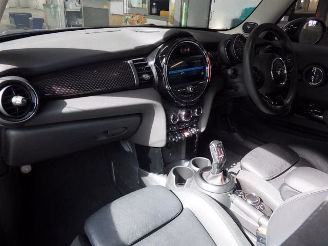 MINI HATCH
