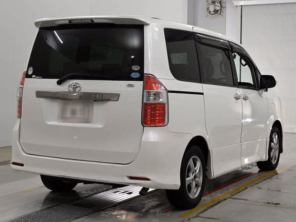TOYOTA NOAH