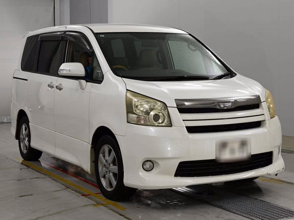 TOYOTA NOAH