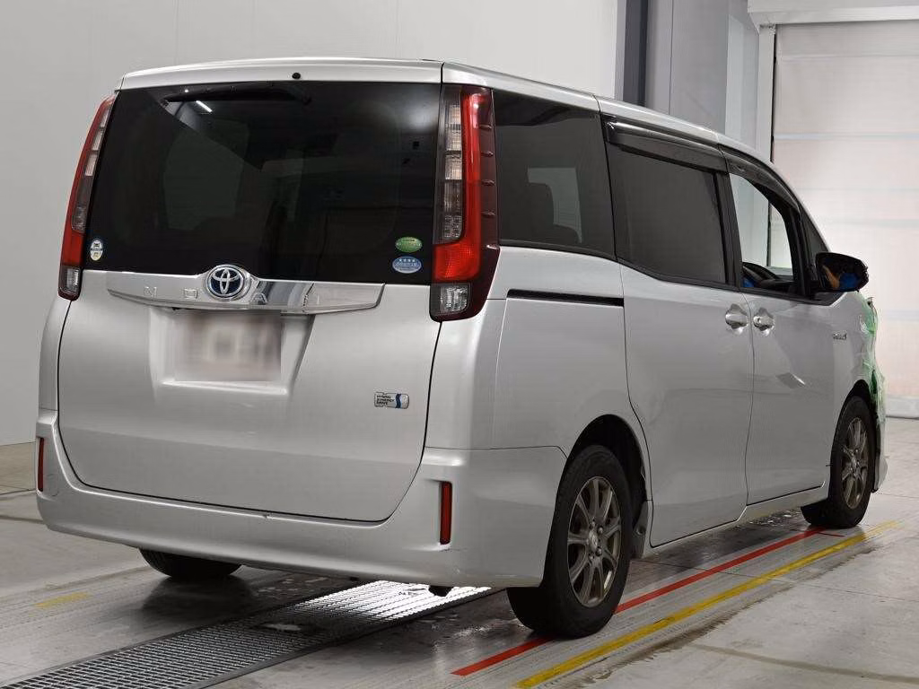 TOYOTA NOAH