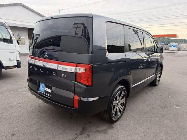 Mitsubishi Delica D:5