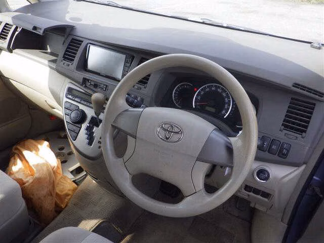 TOYOTA ISIS