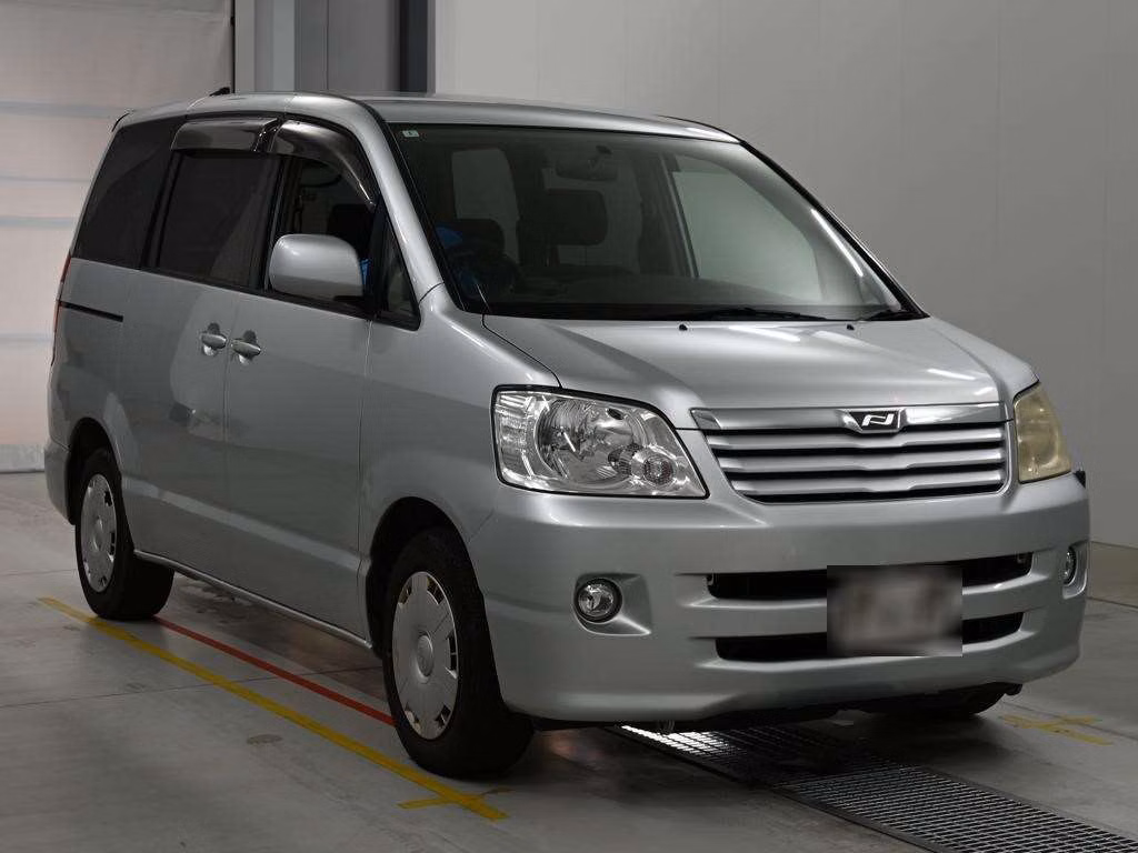 TOYOTA NOAH