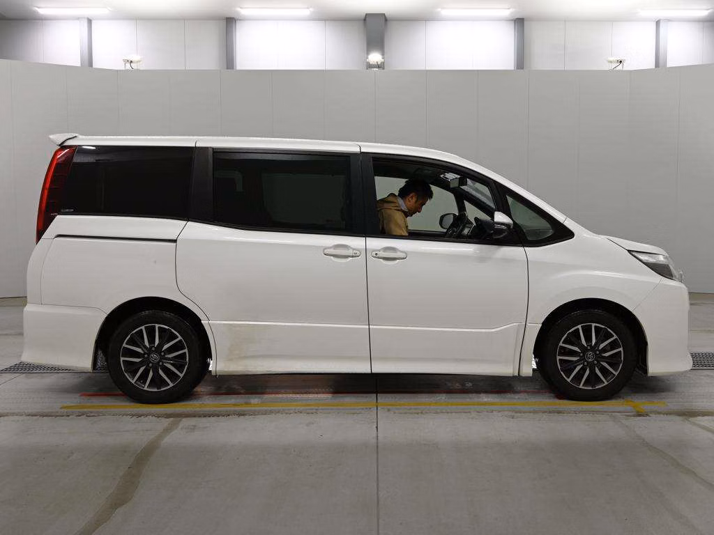 TOYOTA NOAH
