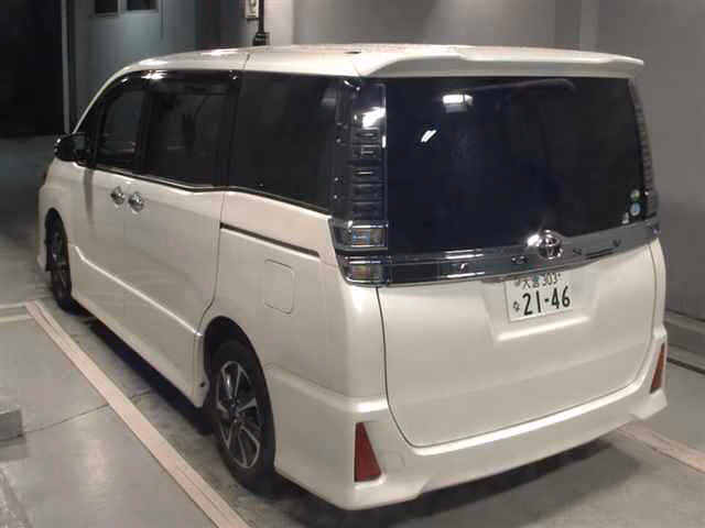 TOYOTA VOXY