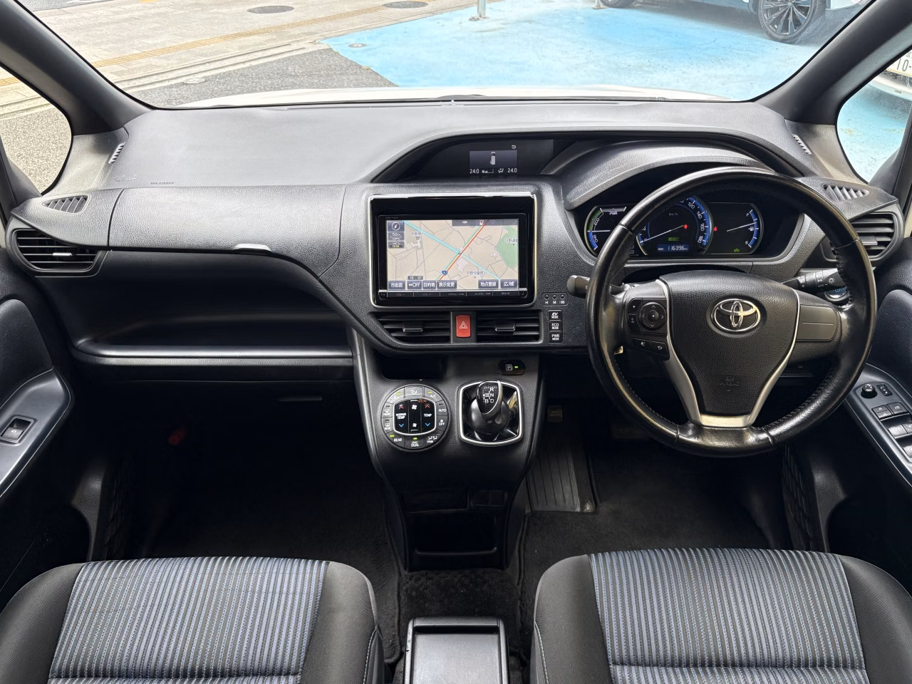TOYOTA VOXY