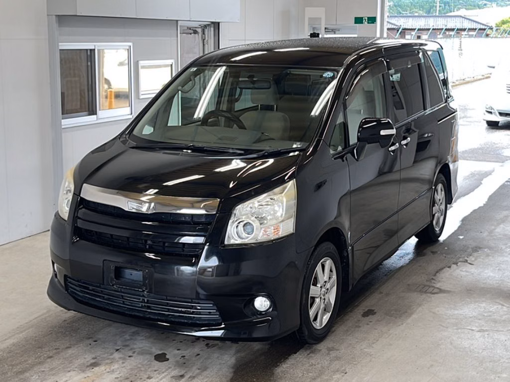TOYOTA NOAH