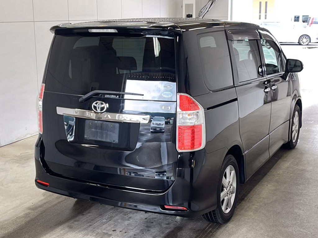TOYOTA NOAH