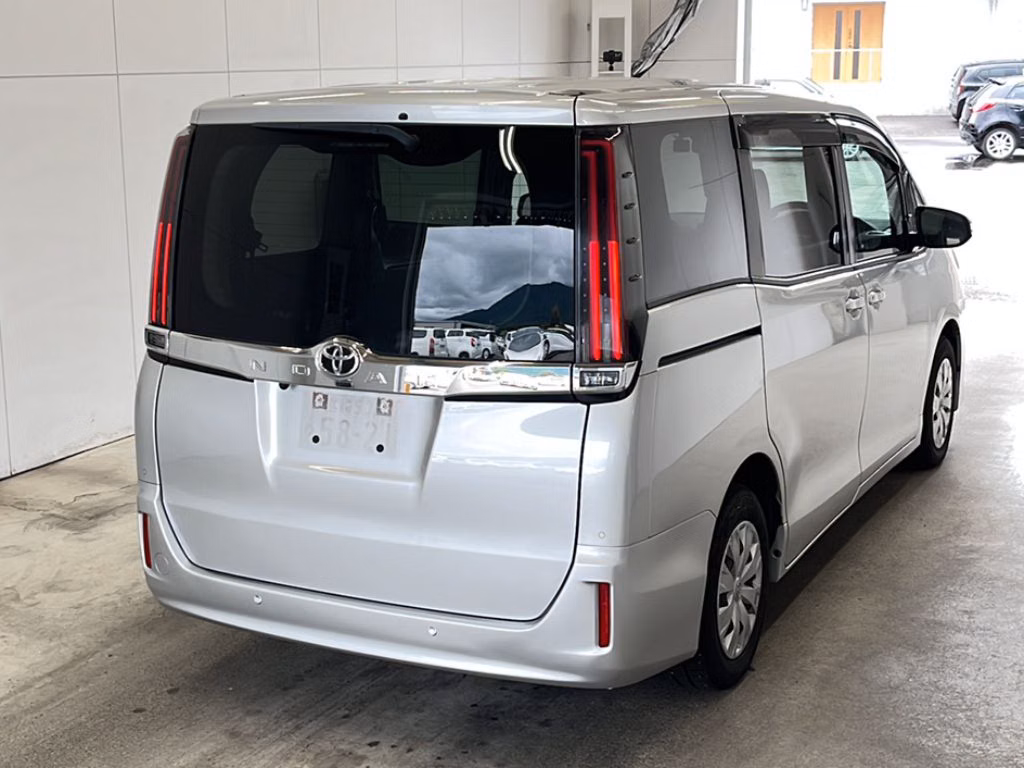 TOYOTA NOAH