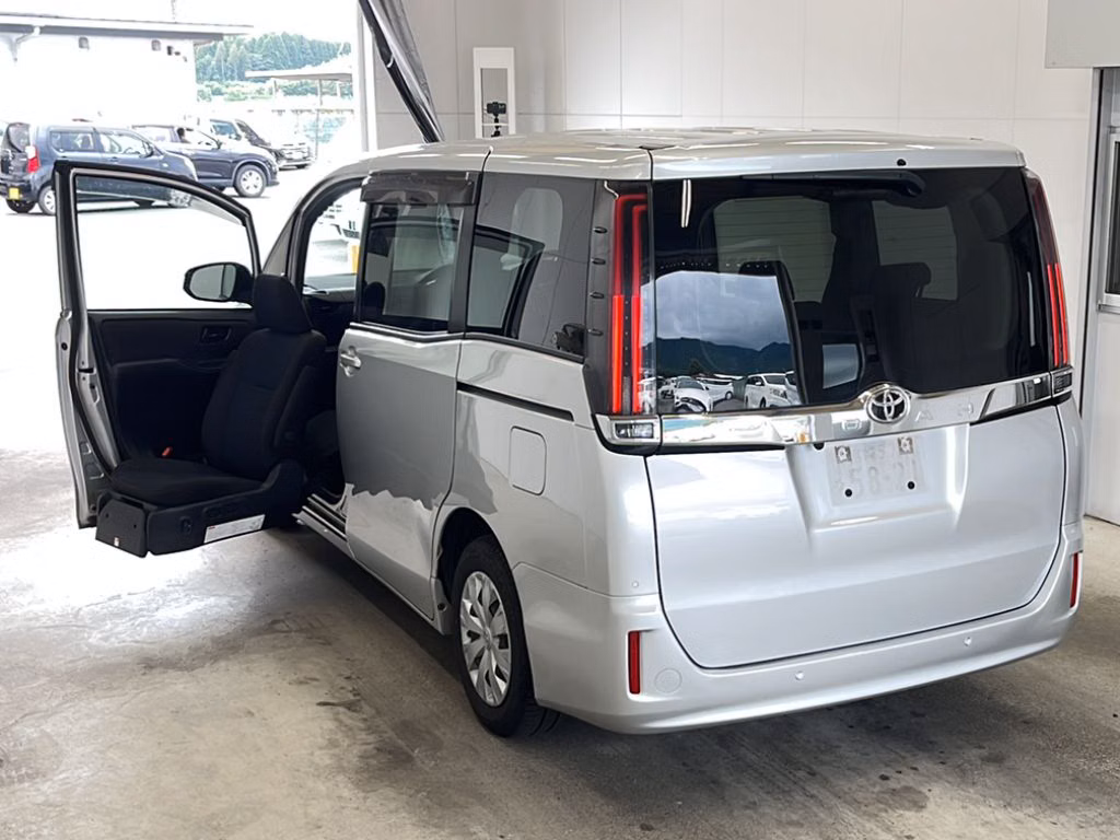 TOYOTA NOAH