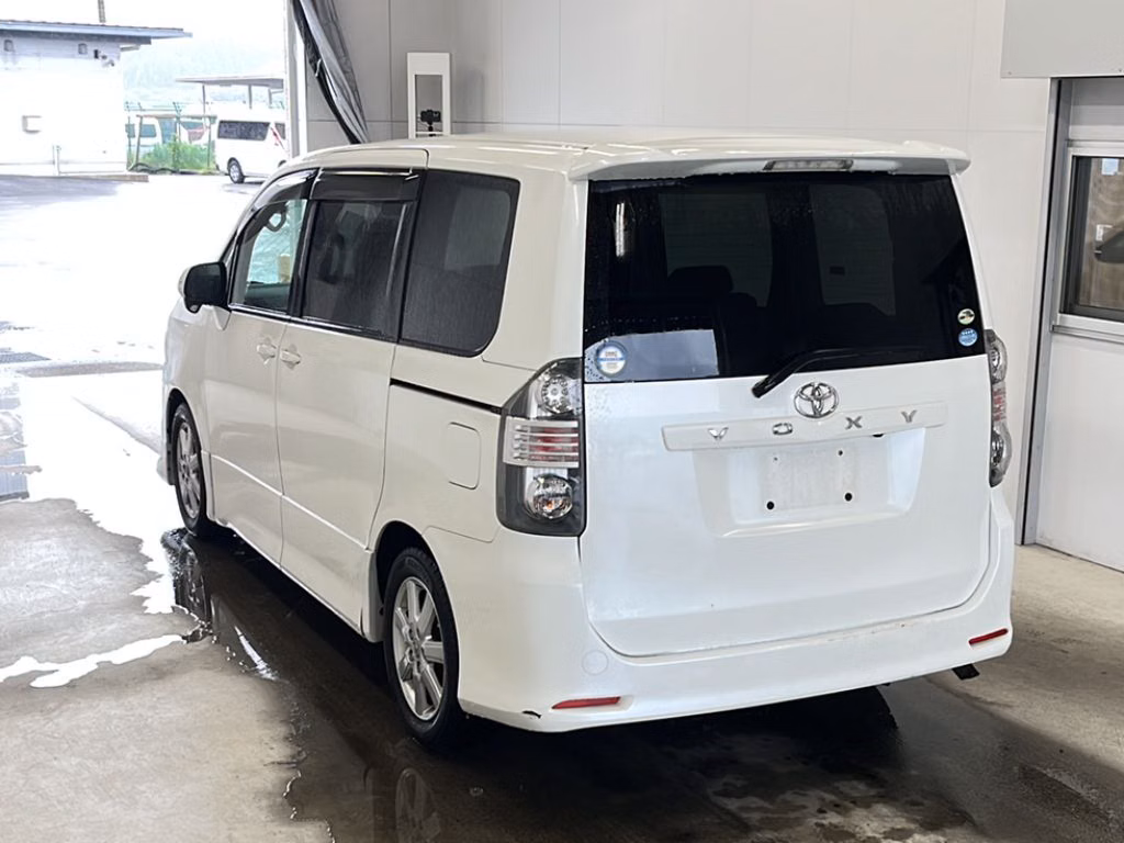 TOYOTA VOXY