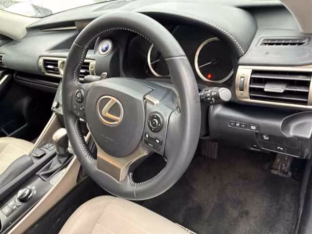 LEXUS IS300H