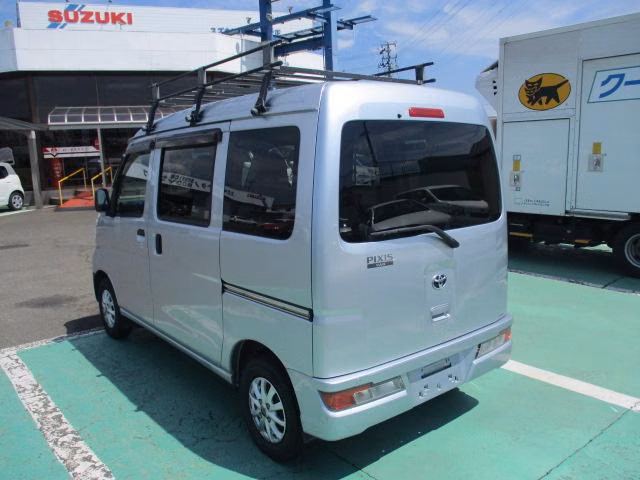 TOYOTA PIXIS VAN