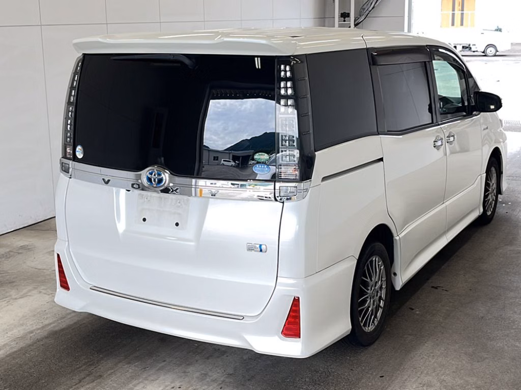 TOYOTA VOXY