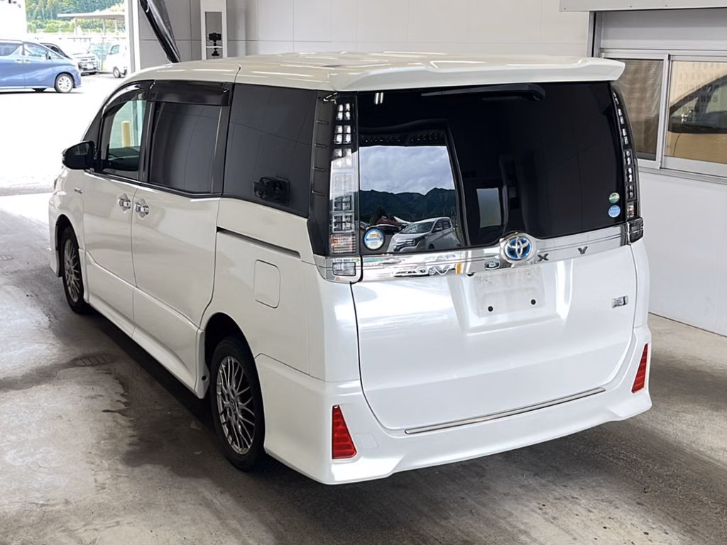 TOYOTA VOXY