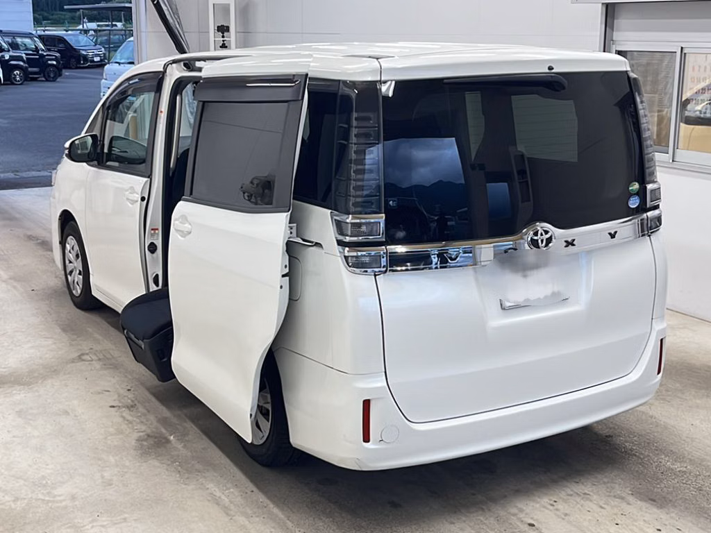 TOYOTA VOXY