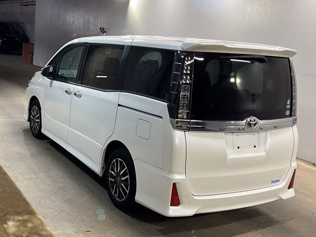 TOYOTA VOXY